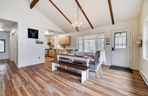Lake Harmony Estates House | Heart of Harmony Hot Tub 5Bdrm Billiards Beach!