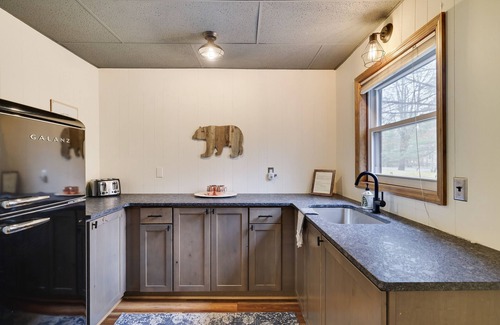 Lake Harmony Estates House | Heart of Harmony Hot Tub 5Bdrm Billiards Beach!