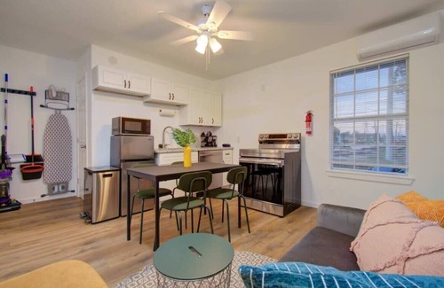 Greater East End Apartment | Heart of Houston - 2-BD/1-BA w Kids Playground