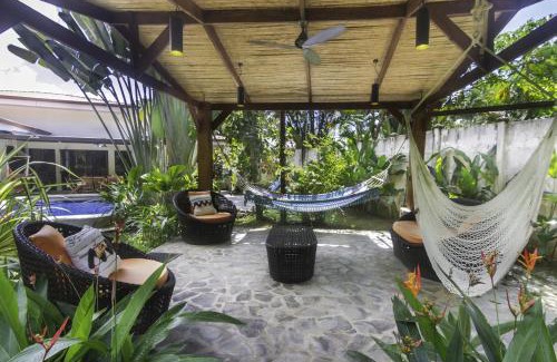 Barrio Ricos y Famosos House | Heart of Jaco- Luxury Villa with Pool