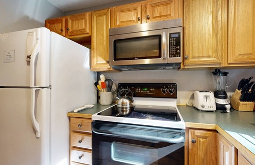 Jackson Condo | Heart of Mount Washington Valley close to ski, hike, shops & Storyland