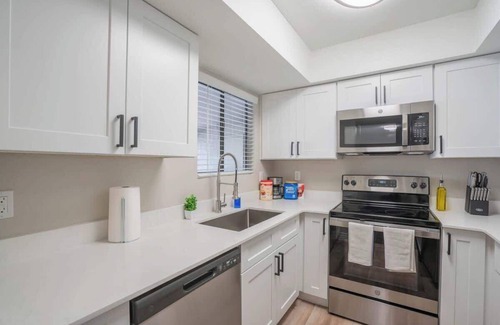 Cox Heights Apartment | Heart of Scottsdale | Pool, Gym, Balcony, Parking