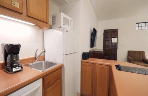 Sedona Resort | Heart of Sedona: Two Spacious Rooms w/Outdoor Pool – Unwind in Style
