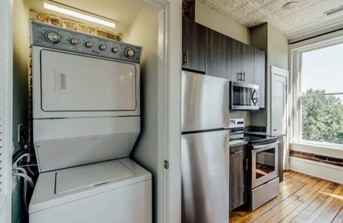 Monroe Ward Condo | Heart of the Arts District RVA New King Suite near MCV VCU Convention Center