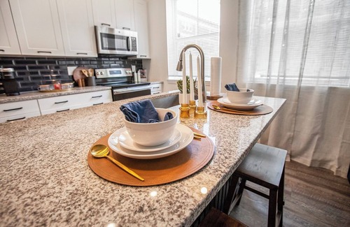 Castleberry Hill Apartment | Heart Of The City Cozy Getaway…6 Min walk to MercedesBenz Stadium+StateFarmArena