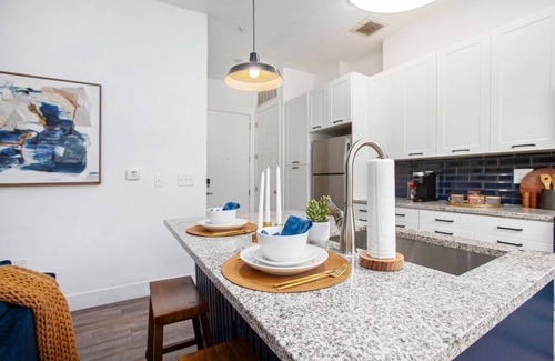 Castleberry Hill Apartment | Heart Of The City Cozy Getaway…6 Min walk to MercedesBenz Stadium+StateFarmArena