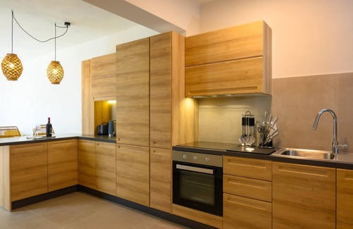 Agios Nikolaos House | Heartwood Suite w Shared Pool by Roots Suites