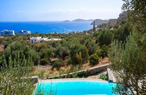 Agios Nikolaos House | Heartwood Suite w Shared Pool by Roots Suites
