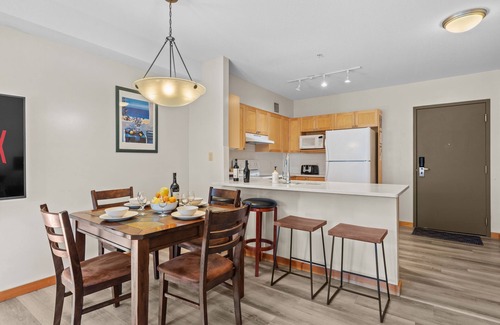 Cougar Creek Apartment | Heated outdoor Pool & Tubs 2 Bedroom & 2 Full baths 5 beds 9 Guests