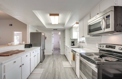 Spring Hill Cottage | Heated Pool & 4-in-1 Grill: Spring Hill Haven!
