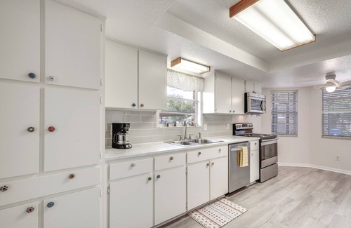 Spring Hill House | Heated Pool & 4-in-1 Grill: Spring Hill Haven!
