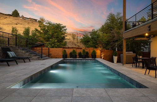 North End House | HEATED POOL ALL YEAR/FIRE PIT/THEATRE - Luxury Home Walkable to Hyde Park & DT