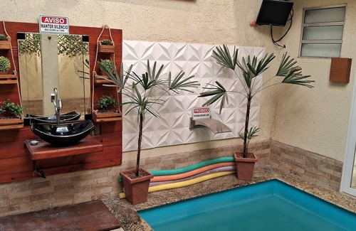 Zona Leste House | Heated pool and fireplace for couples