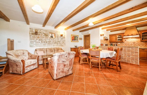 Smoljanci House | Heated pool, boat trips, barbecue, WiFi, bicycles, table tennis