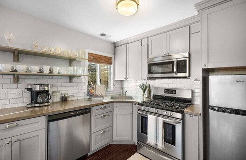 Sonoma House | Heated Pool Close to Sonoma & Napa