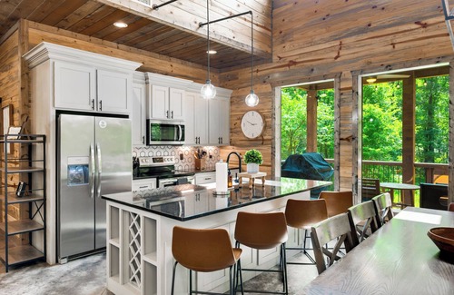 Broken Bow Cabin | Heated Pool/Creek/Arcade Games/Playset/Hot Tub