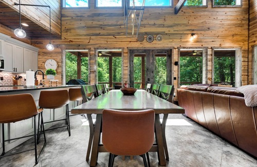 Broken Bow Cabin | Heated Pool/Creek/Arcade Games/Playset/Hot Tub