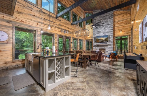 Broken Bow Cabin | Heated Pool/Creek/Arcade Games/Playset/Hot Tub