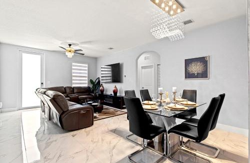 Homestead House | Heated Pool Family Retreat- Games, Everglades, Keys