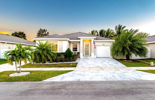 Homestead House | Heated Pool Family Retreat- Games, Everglades, Keys