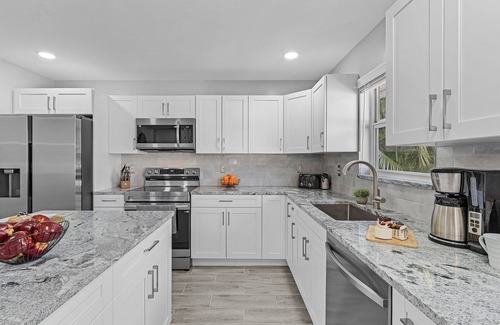 Trafalgar House | Heated Pool, Family Friendly, Outdoor Lounge - Shore Beats Working - Roelens