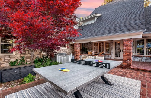 Tulsa House | Heated Pool ~ Hot tub ~ PuttPutt ~ Karaoke ~ Arcade + Games ~ Yoga Studio