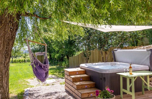 Monbazillac Villa | Heated pool, jacuzzi, vineyard views. Walk to restaurant, market, wine tasting