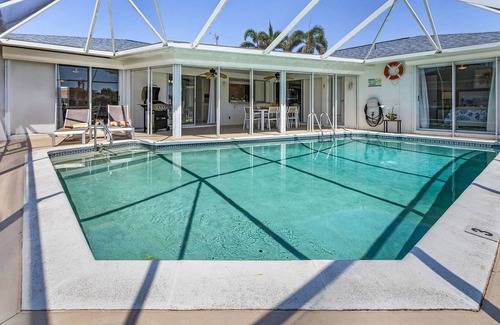 Caloosahatchee House | Heated Pool, Private Dock & Beach Essentials - Villa Seashell - Roelens
