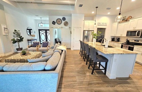 Mariner House | Heated Pool & Spa on a Canal + kayaks & ping pong