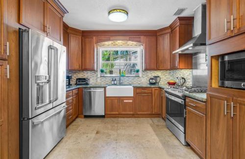Del-Ida Park Historic District House | Heated Pool-Spa & Putting Green! Walk to The Ave, 1mi to beach!