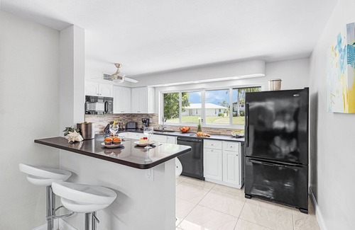 Yacht Club House | Heated Pool & Spa with Dock, Tiki Hut & Gulf Access - Coral Reef - Roelens