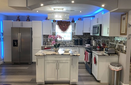Spring Hill House | Heated Pool Summer Escape Sun-Splashed 3 BR/2 BA Getaway