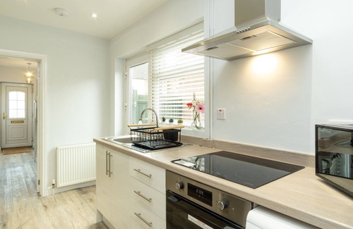Winshill House | Heath House - Stunning 3-bed home with parking