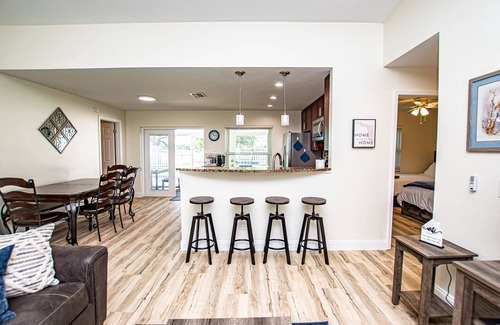 Brandon House | Heather Lakes Retreat – Stylish 3BR Home w/Lake Views, Lanai, Smart TVs & Pet-Friendly Yard!