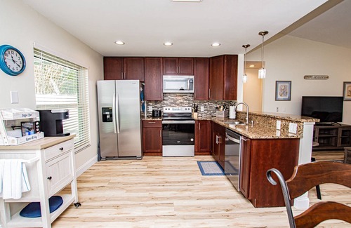 Brandon House | Heather Lakes Retreat – Stylish 3BR Home w/Lake Views, Lanai, Smart TVs & Pet-Friendly Yard!