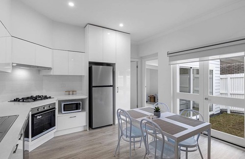 Frankston House | Heatherhill Cottage - Mornington Peninsula Gateway