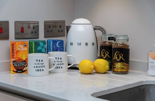 Sunbury on Thames Condo | Heathrow Apartment Sleeps 4