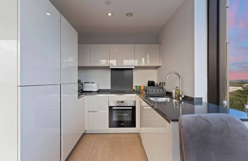 Sunbury on Thames Condo | Heathrow Apartment Sleeps 4