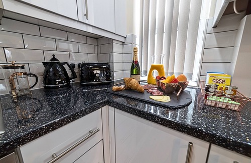 Staines Apartment | Heathrow Clean 2 Bed Apartment Perfect for 6 Plus Parking