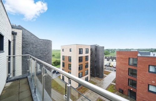 George Green Apartment | Heathrow Gateway Apartment with Balcony & Parking