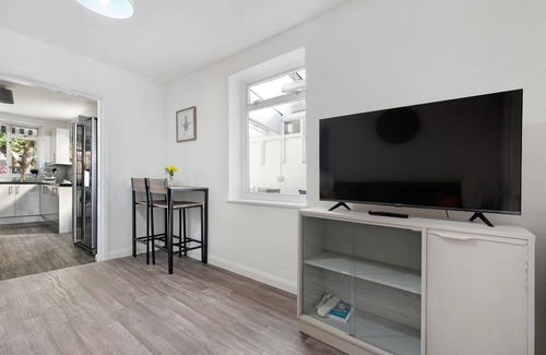 Ashford House | Heathrow Living Stanwell Serviced House 5 bedrooms