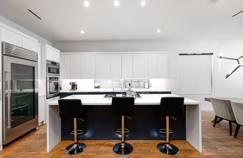 OST - South Union House | Heaven in Houston + St Zane Duplex Estate – 9BR, Pool, Sleeps 30+