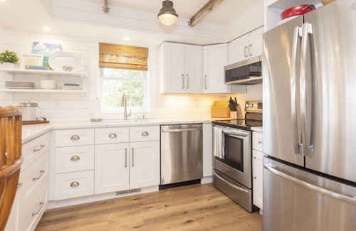 Fontana-on-Geneva Lake Condo | Heaven on Earth! 2 BDR Fontana Flat, Walk to Lake