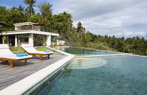 Manggis Villa | Heavenly 4BR Villa, Candidasa! 6Min Drive To The Beach! W/HUGE! Swimming Pool!