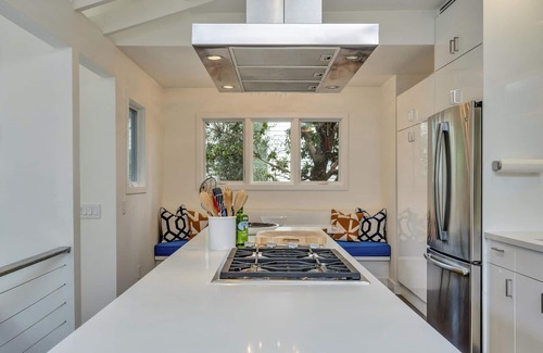 Healdsburg House | Heavenly Hideaway | Complimentary wine tasting at Croix Estate included!