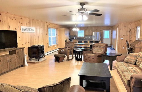 Abbot House | Heavenly Lakefront Retreat,Amazing sunsets,Direct Access ATV/Snowmobile Trails