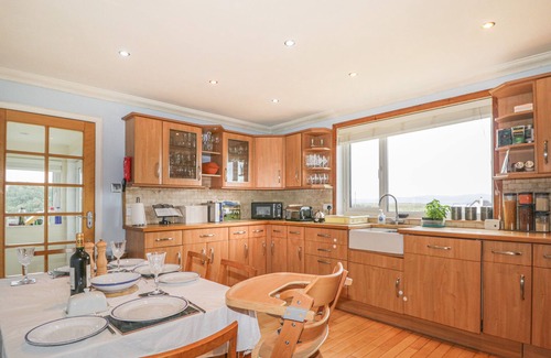 Hallin House | HEBRIDEAN VIEW, pet friendly, with open fire in Dunvegan