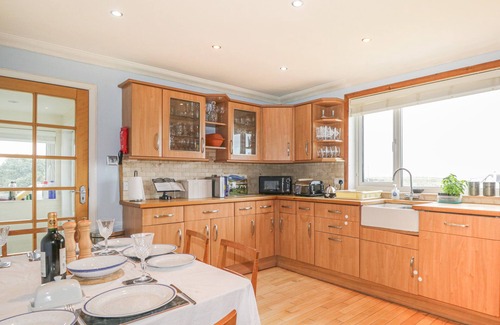Hallin House | HEBRIDEAN VIEW, pet friendly, with open fire in Dunvegan