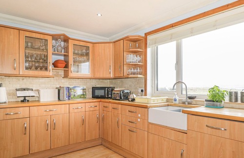 Hallin House | HEBRIDEAN VIEW, pet friendly, with open fire in Dunvegan