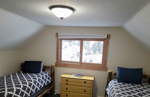 Vail Cabin | Heidi's Hideaway, Sleeps 8, Great Location, Sledding, Fire Pit